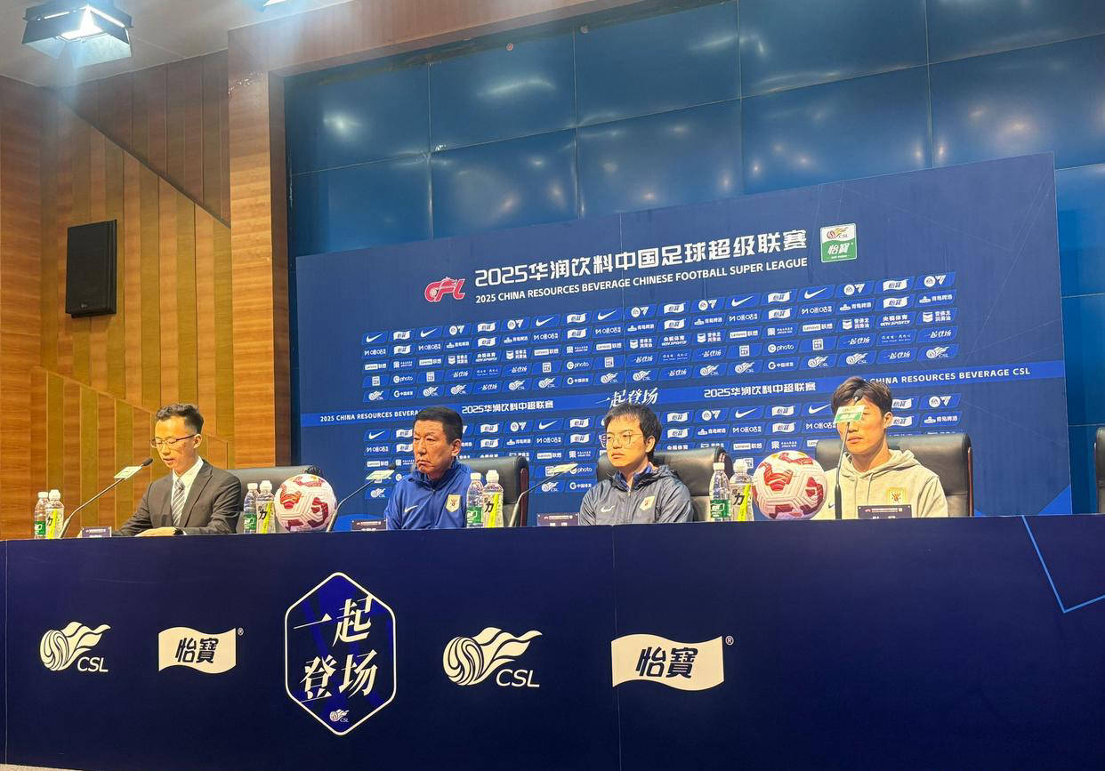 球员在赛场上拼搏争取胜利激发全场热情