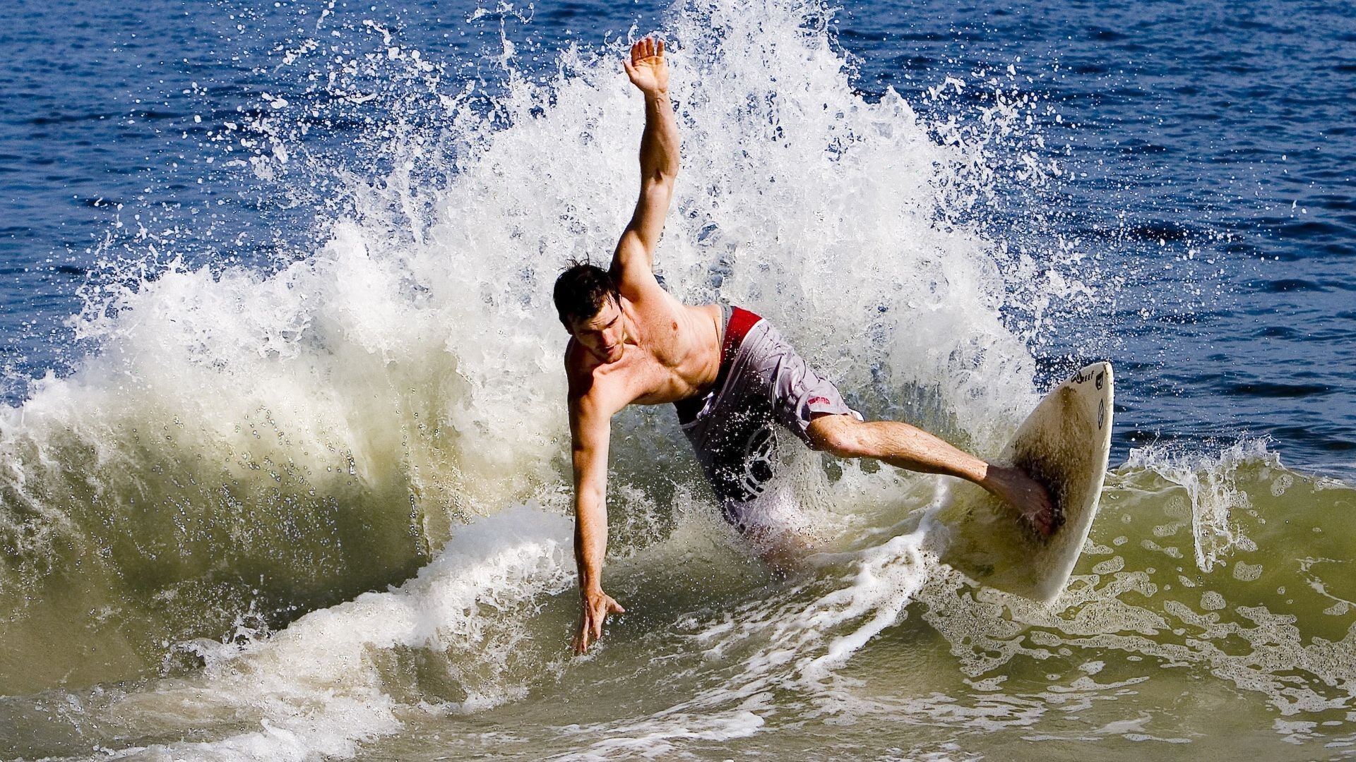 皇冠体育官网-欧文赛后谦逊发言登热搜，北京首钢小胜丹佛掘金引发热议